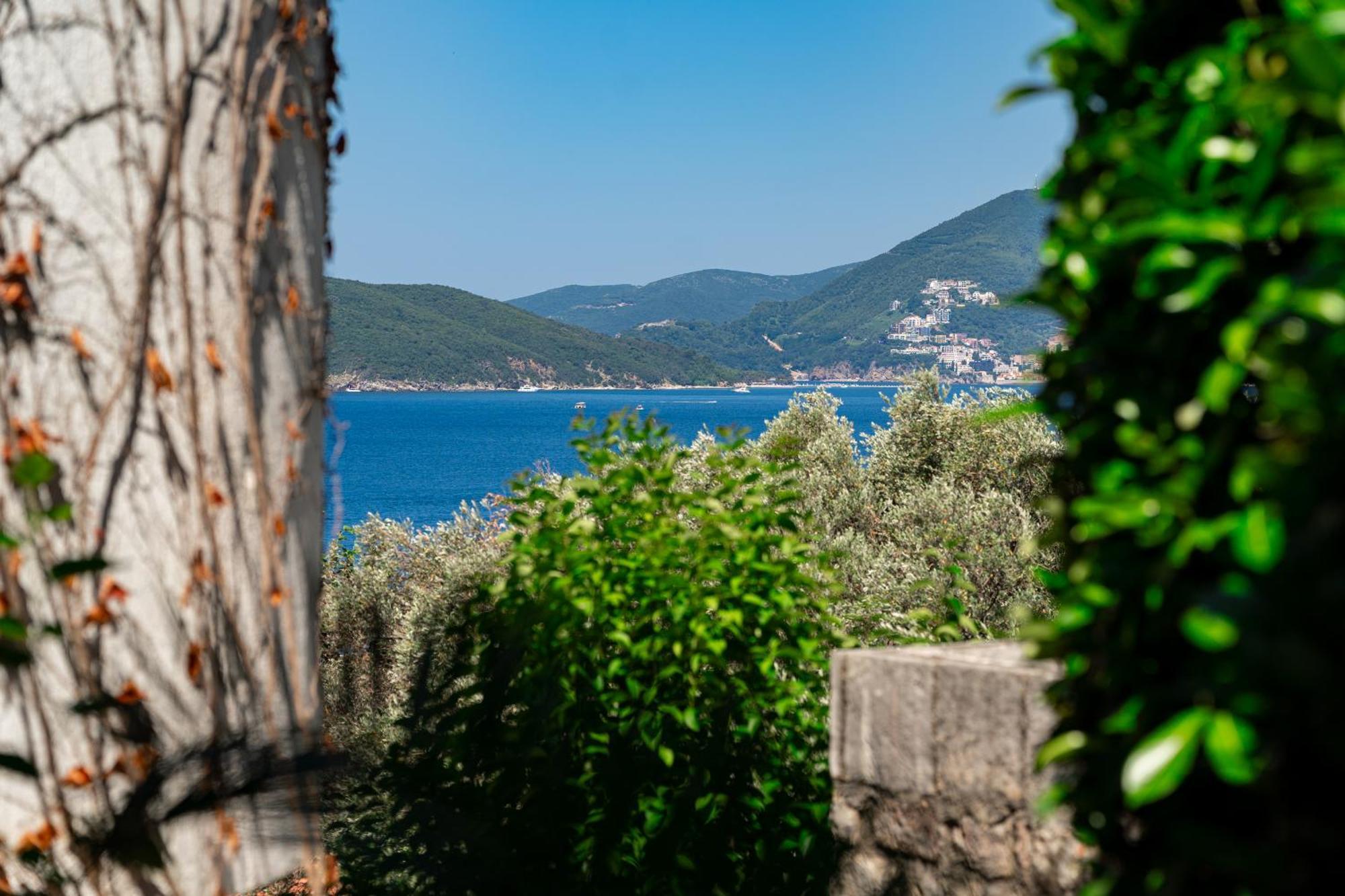 Sun Rose Apartments Sveti Stefan Bilik gambar